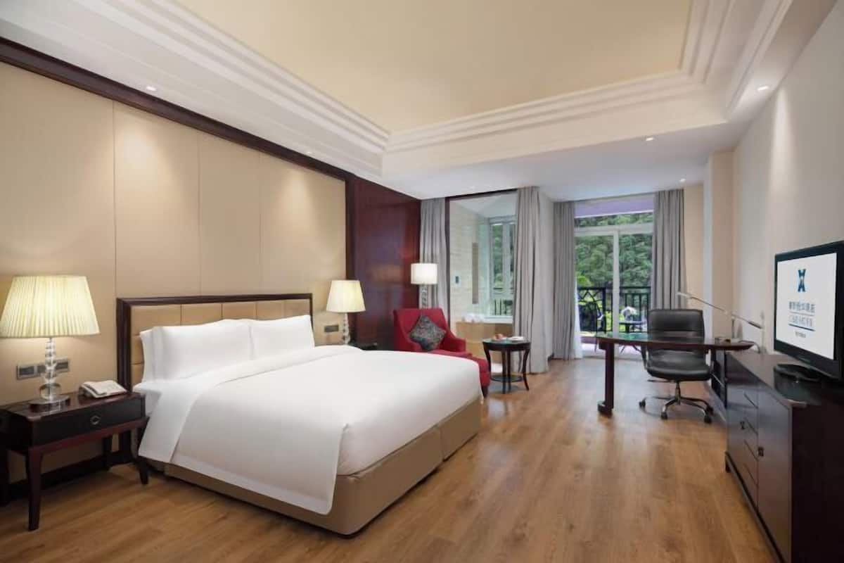 Premium bedding, minibar, in-room safe, desk