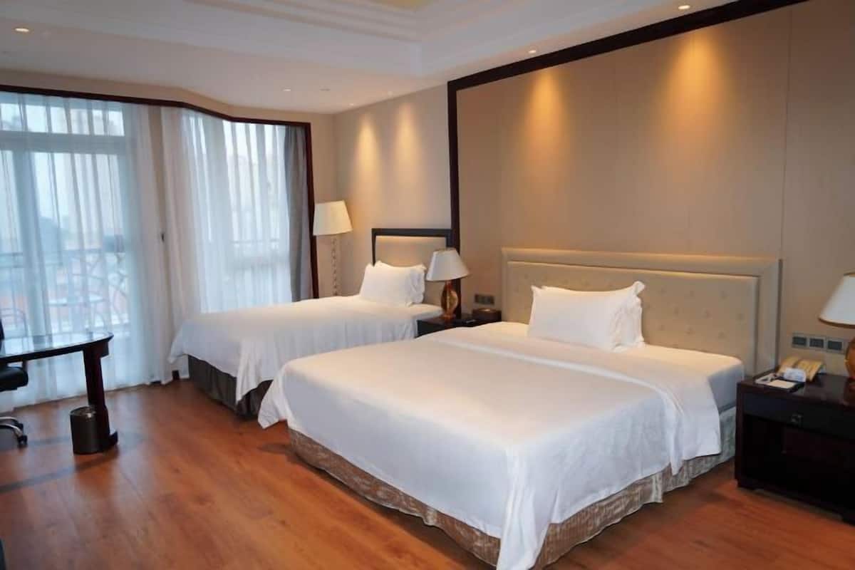 Bộ đồ giường cao cấp, minibar, két bảo mật tại phòng