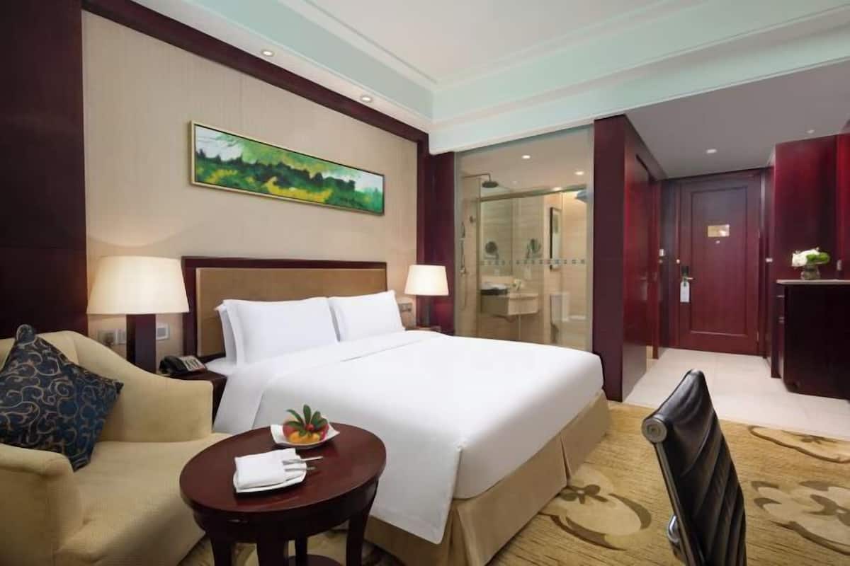 Luxe beddengoed, een minibar, een kluis op de kamer