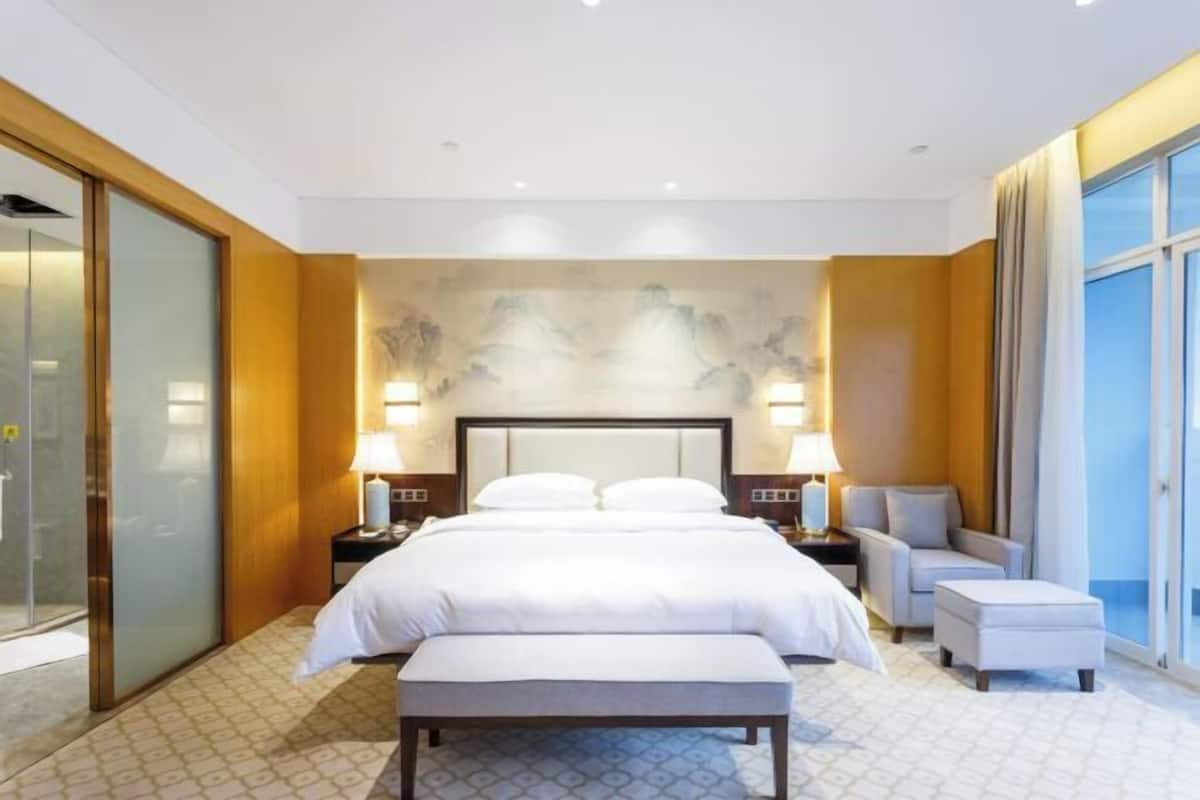 Luxe beddengoed, een minibar, een kluis op de kamer