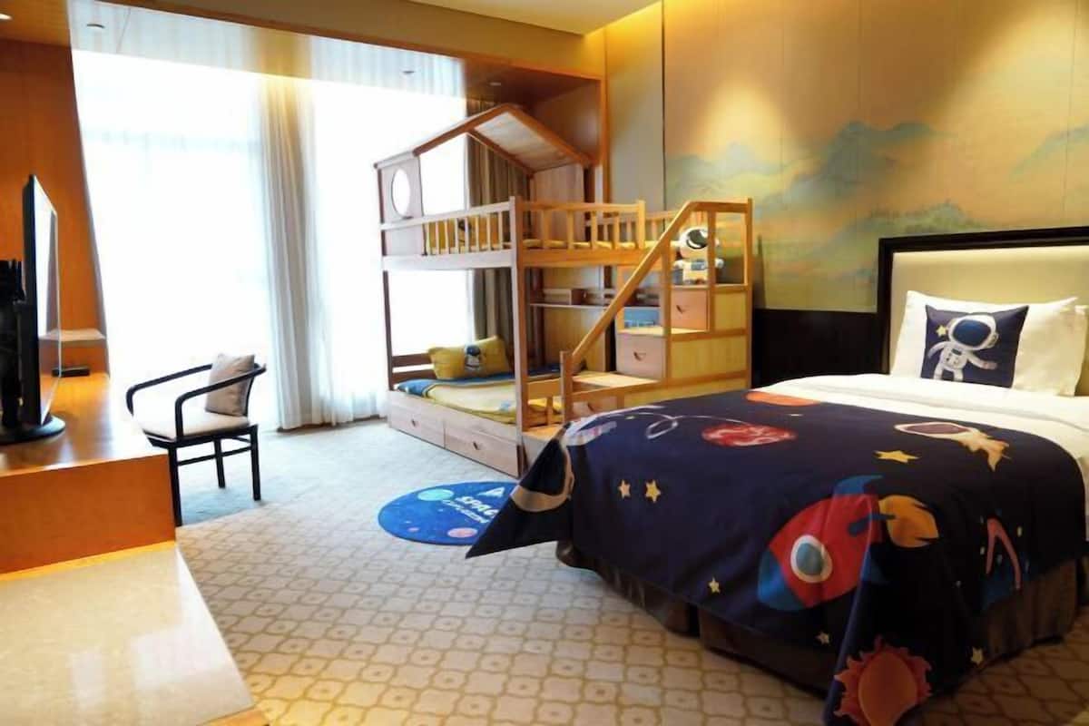 Luxe beddengoed, een minibar, een kluis op de kamer