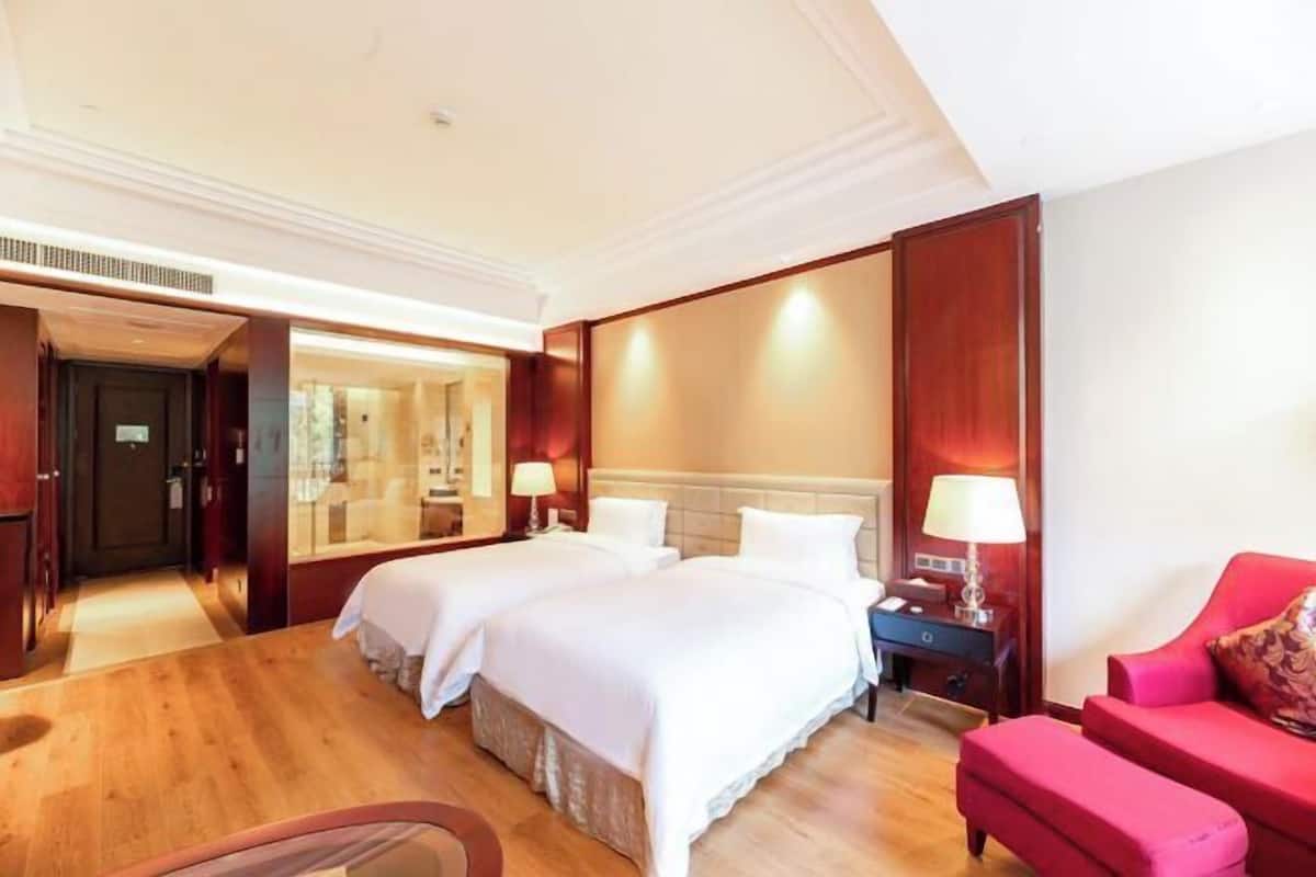 Luxe beddengoed, een minibar, een kluis op de kamer