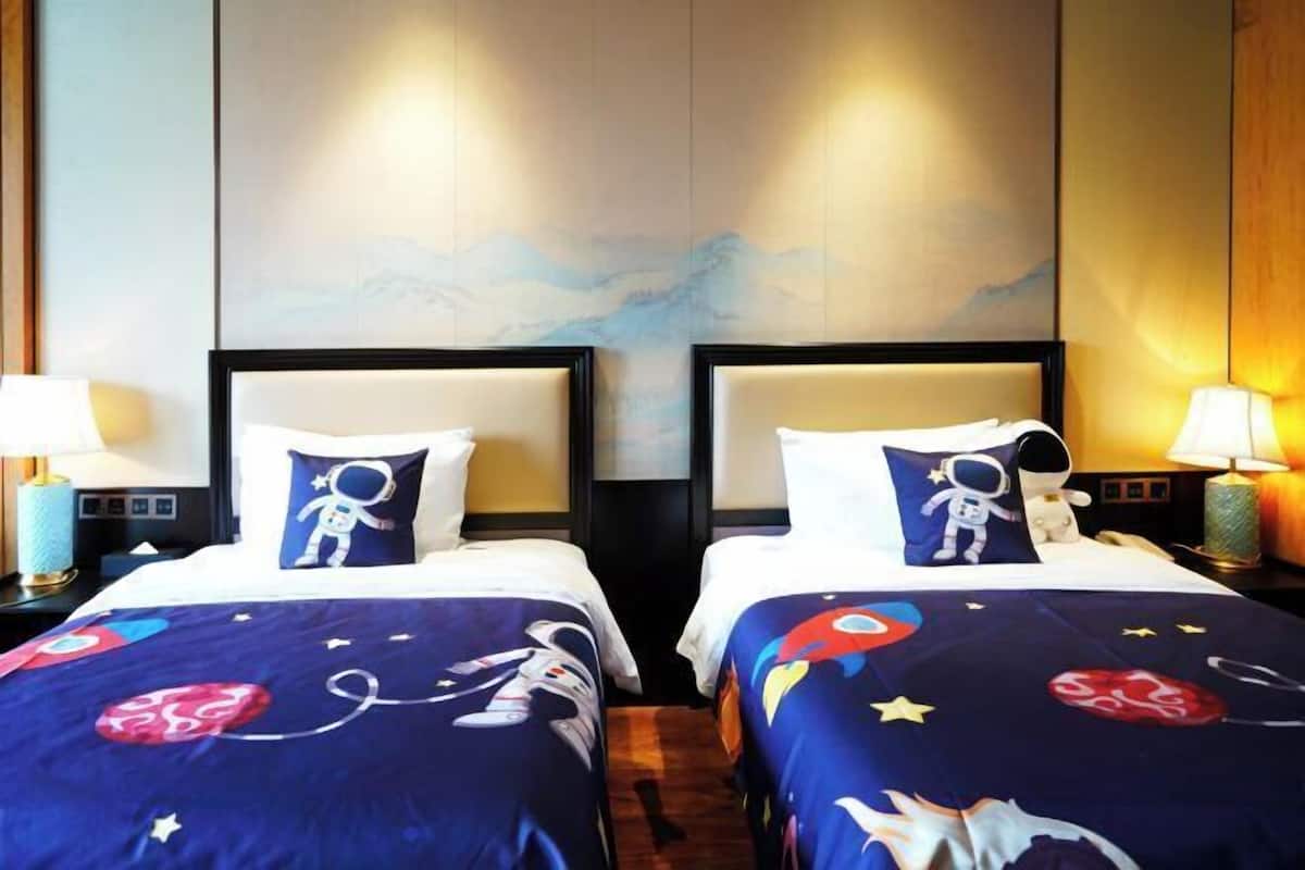 Luxe beddengoed, een minibar, een kluis op de kamer