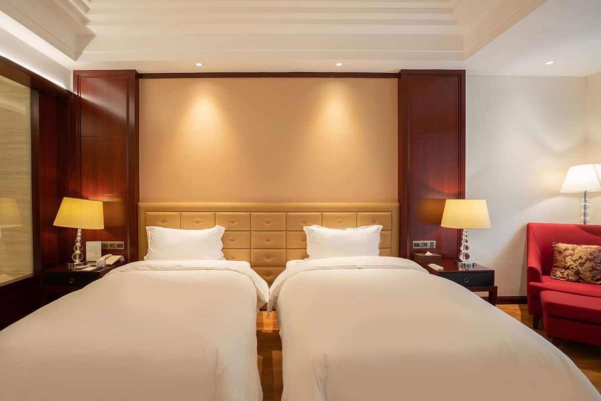 Luxe beddengoed, een minibar, een kluis op de kamer