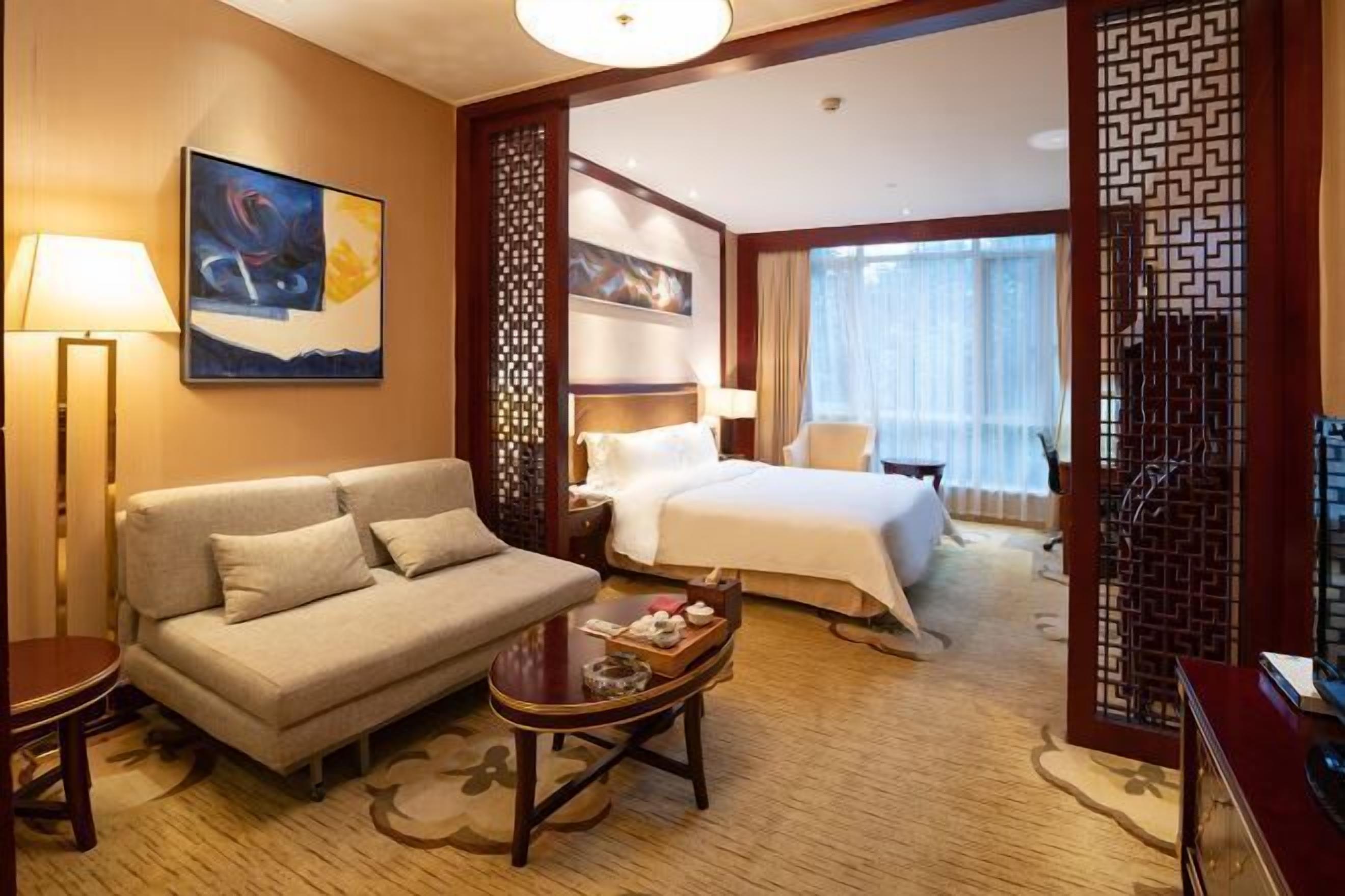 Hochwertige Bettwaren, Minibar, Zimmersafe, individuell dekoriert