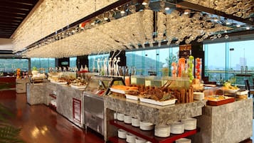 Daily buffet breakfast (CNY 108 per person)