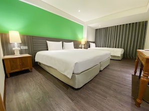 Desk, free WiFi, bed sheets - Green World Triplebeds Hotel (Taipei)