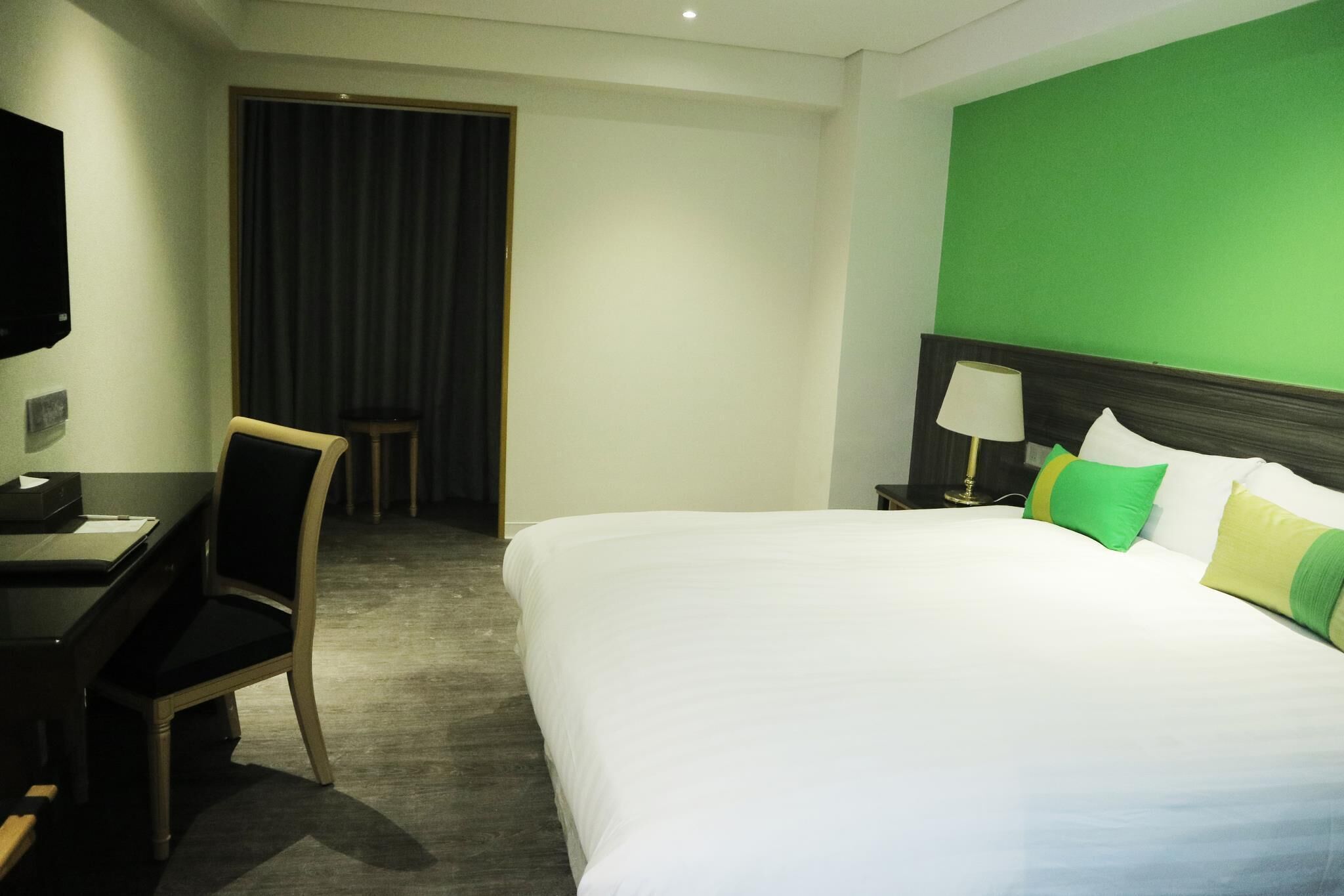 Escritorio, wifi gratis y ropa de cama 