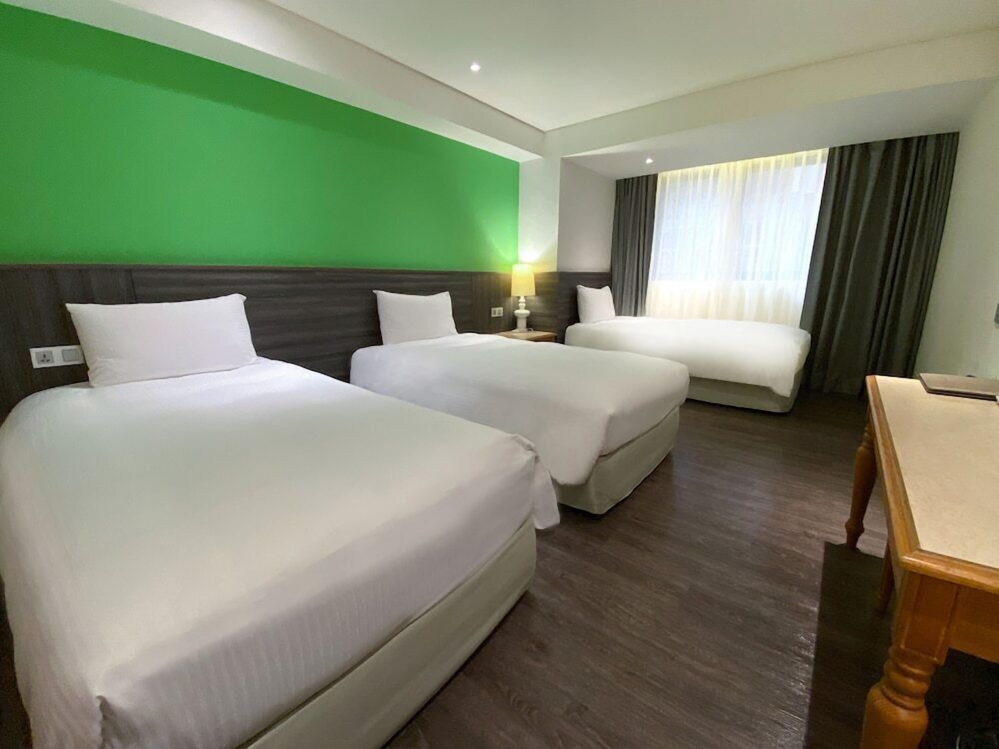 Escritorio, wifi gratis y ropa de cama 