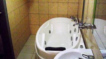 Eenvoudige suite | Badkamer | Een douche, handdoeken