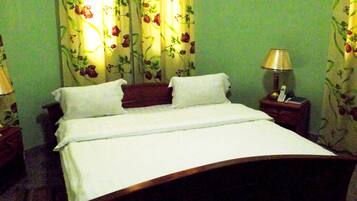 Basic Suite | Desk, blackout drapes, soundproofing, free WiFi