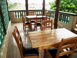 供應早餐、午餐和晚餐，國際料理