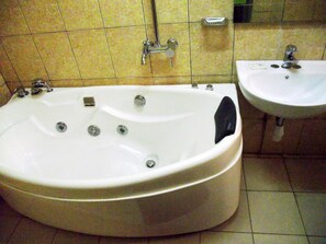 基本套房 | 浴室 | 淋浴設備、毛巾