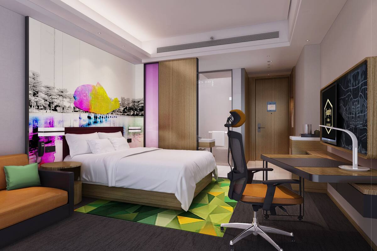 Premium bedding, minibar, desk, blackout curtains