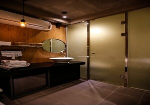 Camera Standard | Bagno | Combinazione doccia/vasca, set di cortesia gratuito, accappatoio