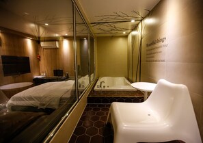 Superior Room | Bathroom | Combined shower/bathtub, free toiletries, bathrobes, slippers - Hotel Story (Seoul)