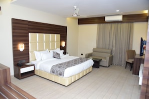 Superior Double or Twin Room | Minibar, desk, iron/ironing board, rollaway beds