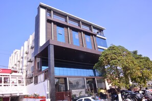 Vista frontal de la propiedad