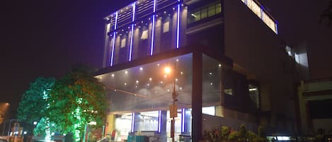 Façade de lâhĂ©bergement - soirĂ©e/nuit
