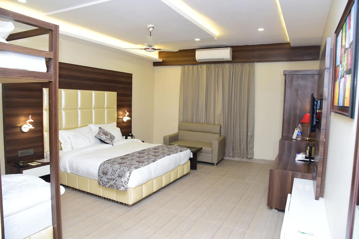 Minibar, Schreibtisch, Bügeleisen/Bügelbrett, Zustellbetten