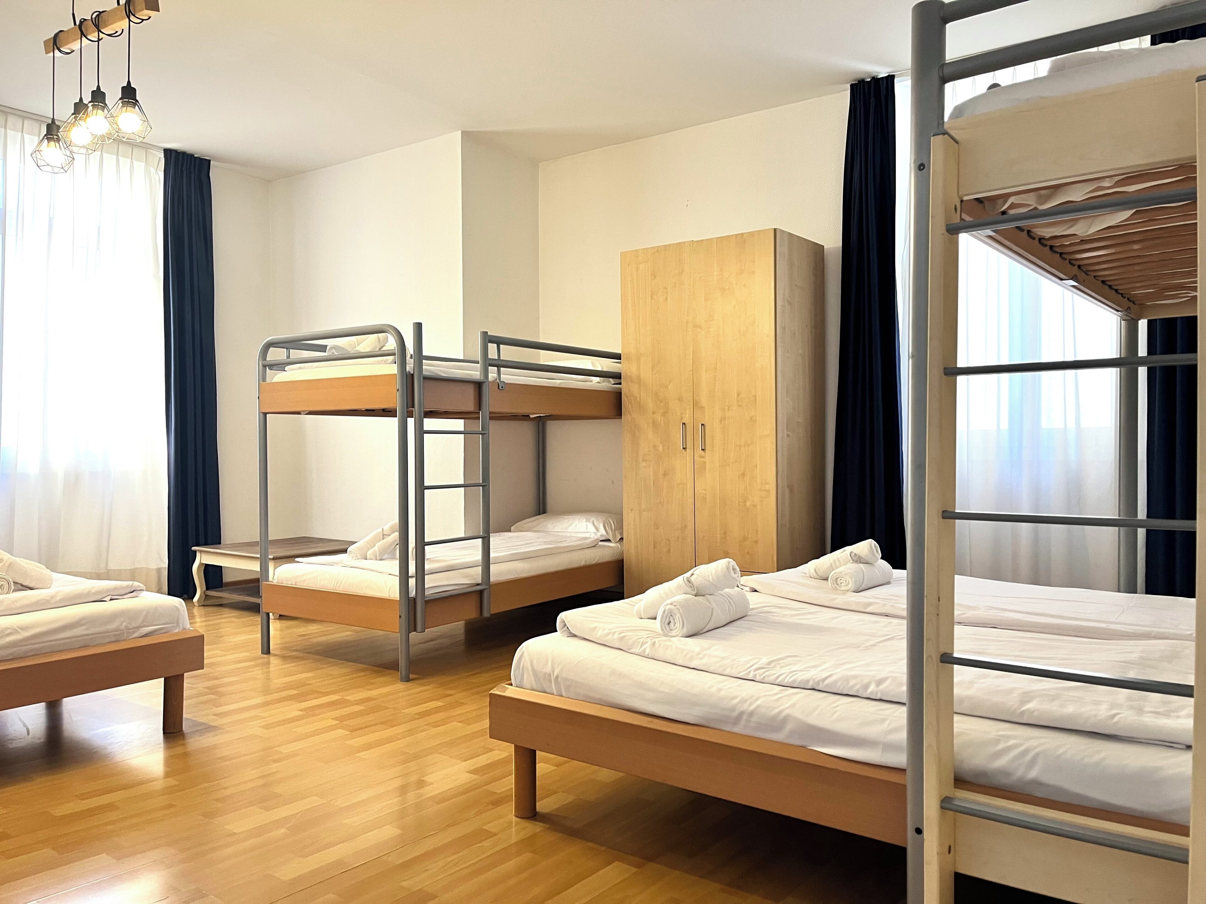 Estudio clásico, varias camas | Ropa de cama hipoalergénica y caja de seguridad en la habitación 