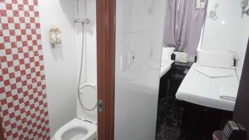 Quarto duplo | Banheiro | Chuveiro, produtos de toalete grátis, chinelos, toalhas de banho