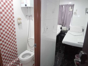 Twin Room | Bathroom | Shower, free toiletries, slippers, towels - Kabayan Hostel (Kowloon)