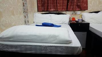 Family Room | Desk, free WiFi, wheelchair access