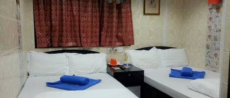 Family Room | Desk, free WiFi, wheelchair access