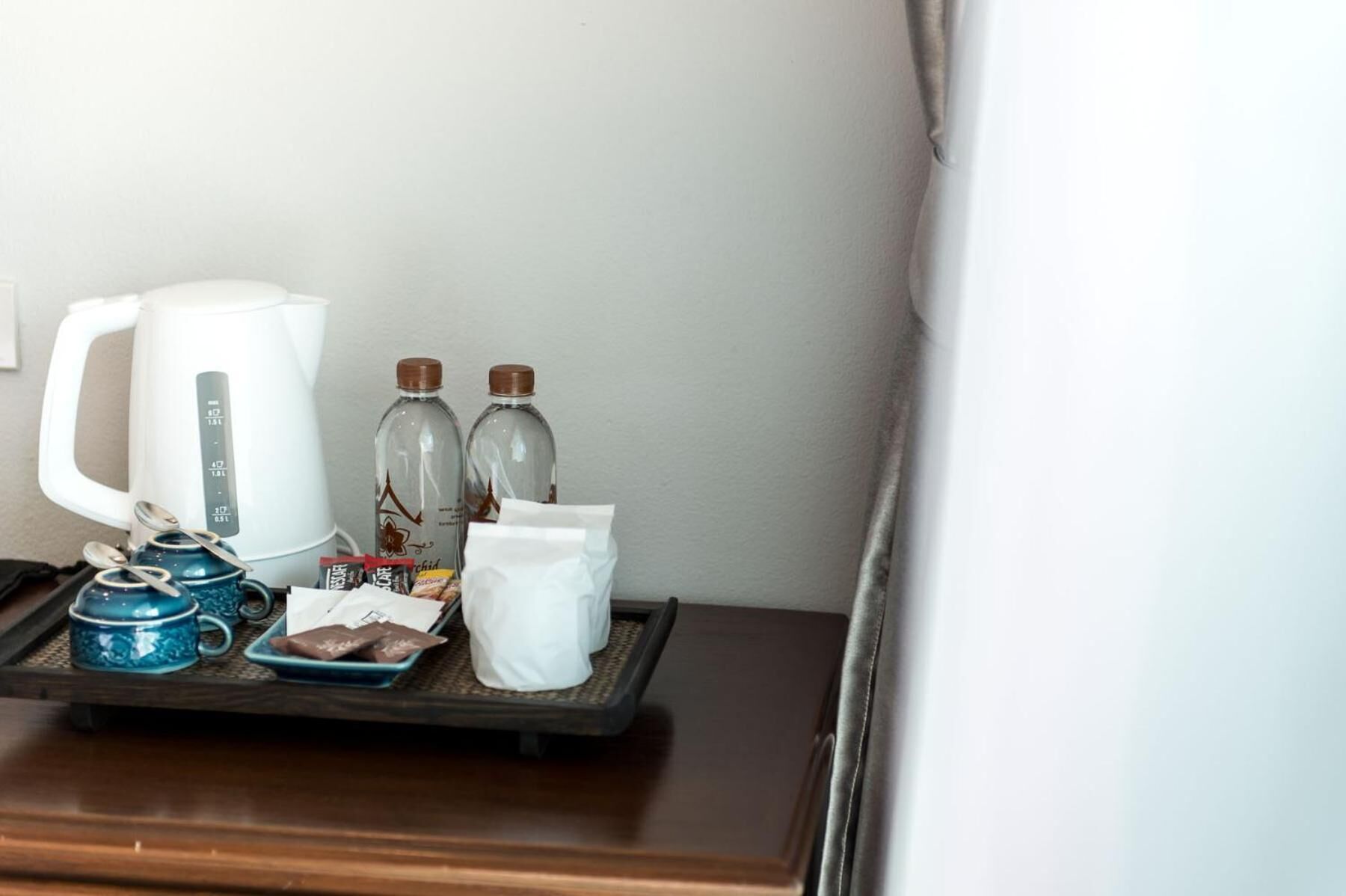 Frigorífico, cafetera o tetera y hervidor eléctrico