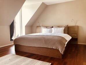 城市公寓, 3 间卧室, 湖景, 湖畔 | 迷你吧、办公桌、笔记本电脑工作区、熨斗/熨衣板