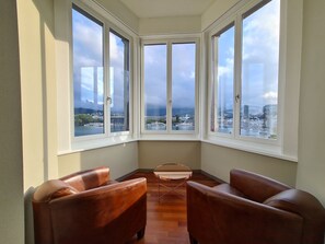 公寓, 2 间卧室, 湖景 | 起居区 | 平板电视、Netflix