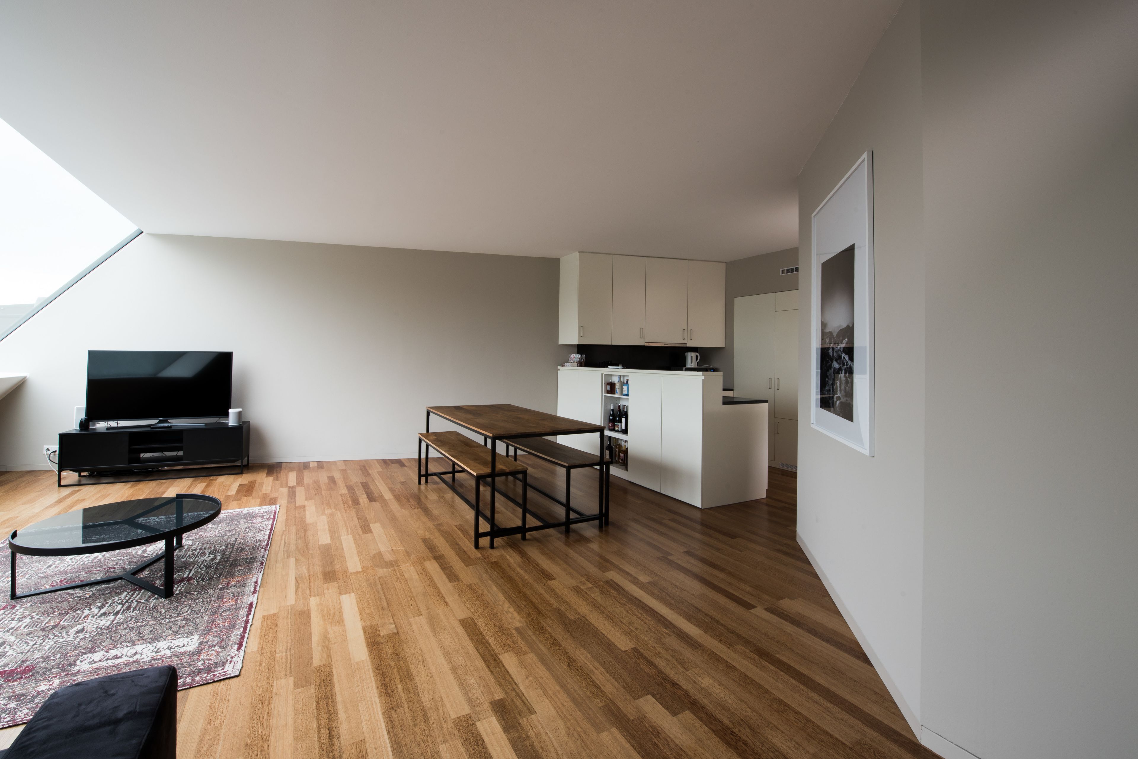 Eine moderne Wohnung mit Essbereich, Küche und Wohnraum.