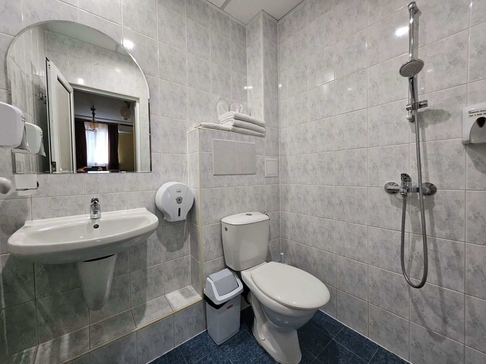 economy triple room | bathroom | free toiletries, hair dryer, bathrobes, slippers