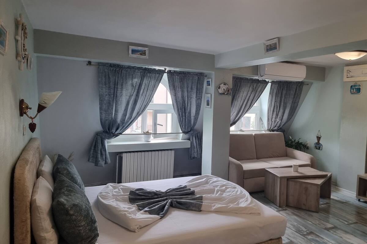 Kamar Triple Superior, 1 Tempat Tidur Queen dengan tempat tidur Sofa, pemandangan kebun | 1 kamar tidur, tirai kedap cahaya, dan setrika/meja setrika