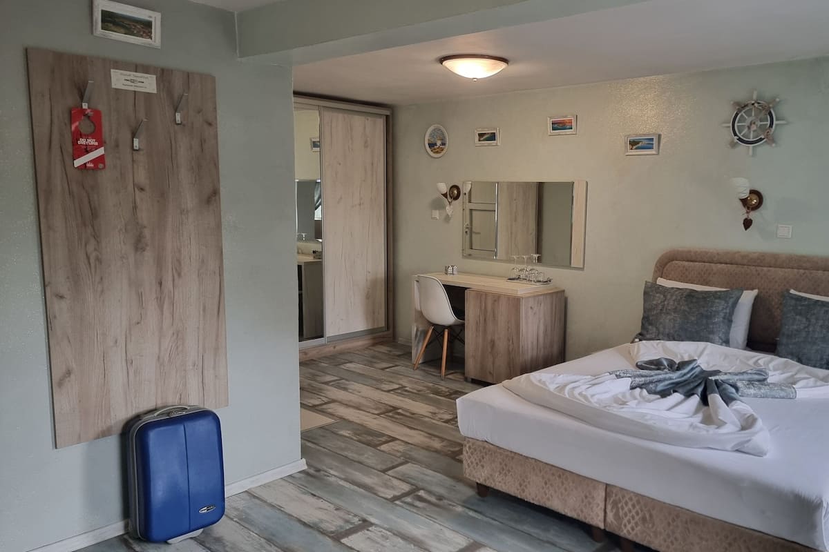 Tremannsrom – superior, 1 queensize-seng med sovesofa, hageutsikt | Blendingsgardiner, strykejern/-brett, wi-fi (inkludert) og sengetøy