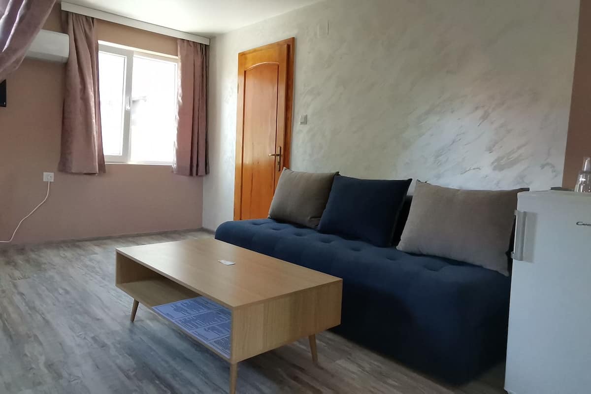 Deluxe Suite | 1 bedroom, blackout curtains, iron/ironing board, free WiFi