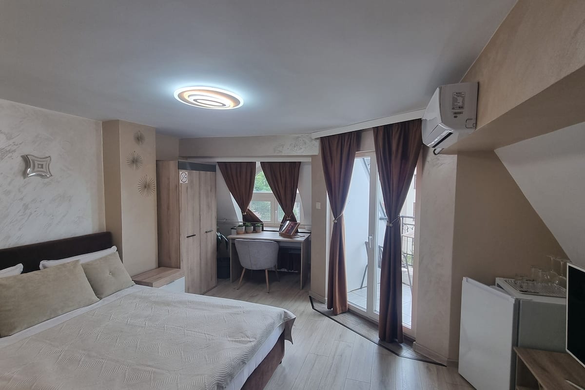 Loftsleilighet – superior, 2 soverom, rom vegg-i-vegg, elveutsikt | Blendingsgardiner, strykejern/-brett, wi-fi (inkludert) og sengetøy