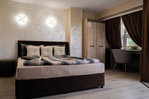 Superior Penthouse, 2 Bedrooms, Connecting Rooms, River View | Hypo-allergenic bedding, blackout drapes, iron/ironing board, free WiFi