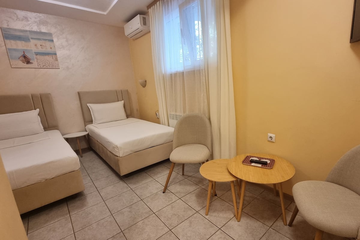 Dobbelt- eller tomannsrom – økonomi | Blendingsgardiner, strykejern/-brett, wi-fi (inkludert) og sengetøy