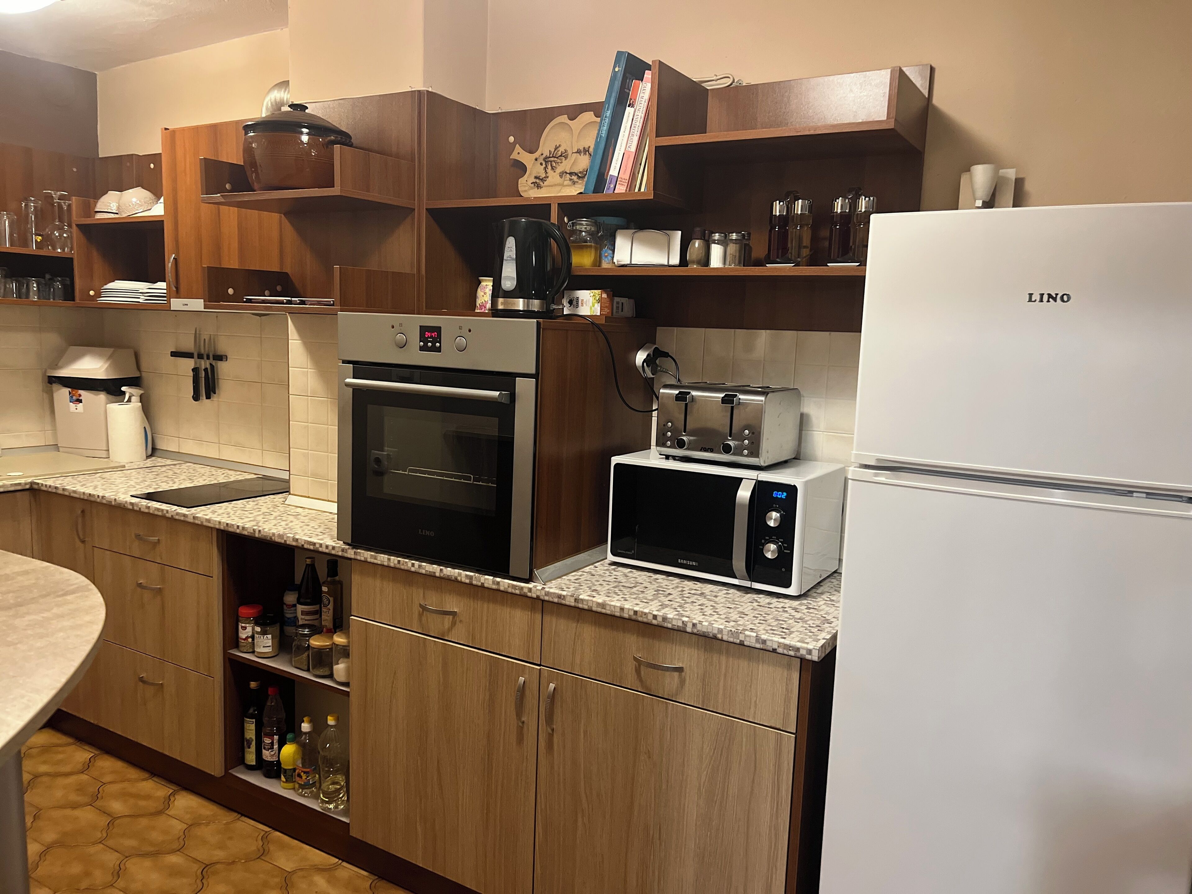 Mikrowelle, Ofen, Geschirrspüler, Toaster