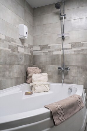Superior Penthouse, 2 Bedrooms, Connecting Rooms, River View | Bathroom | Free toiletries, hair dryer, slippers, towels