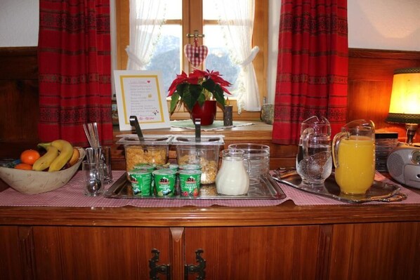 A breakfast buffet with various food items and beverages. - Leitnerhof (Bad Reichenhall)