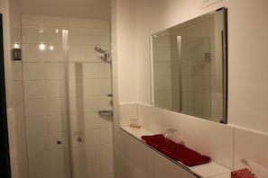 Classic Single Room, 1 Twin Bed, Mountain View | Bathroom | Shower, towels - Leitnerhof (Bad Reichenhall)