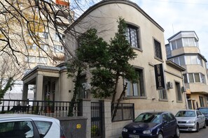 Vista frontal de la propiedad