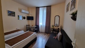 Habitación triple clásica, 1 habitación | 3 habitaciones, escritorio, tabla de planchar con plancha y wifi gratis