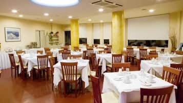 Café da manhã com buffet grátis todos os dias