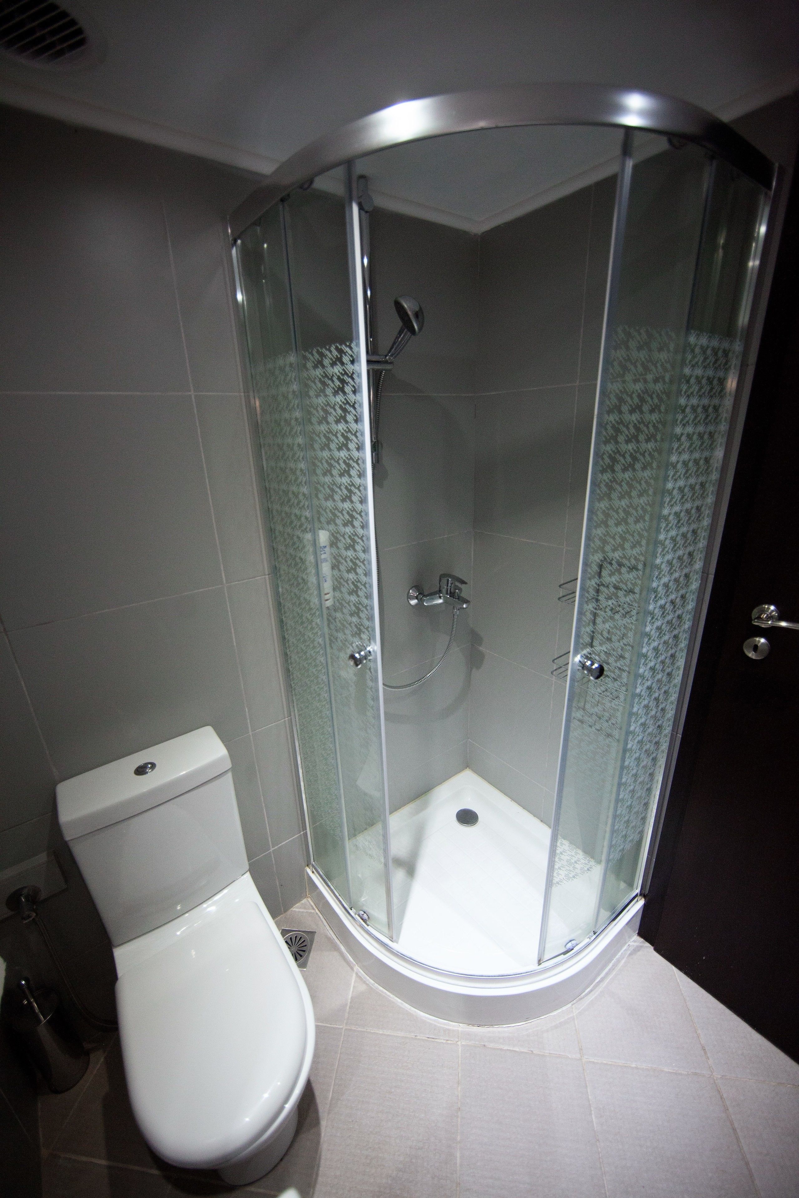 triple room | bathroom | shower, free toiletries, hair dryer, towels