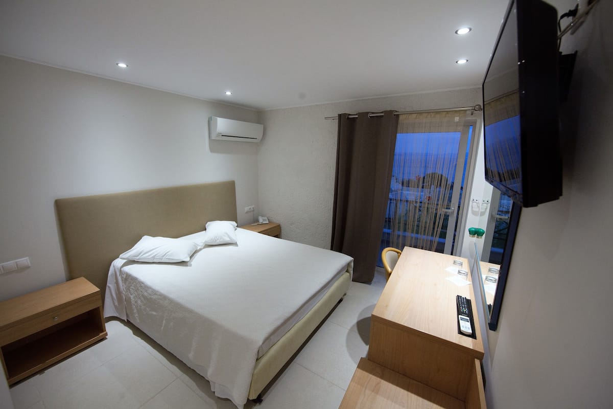 Een minibar, een kluis op de kamer, een bureau, gratis wifi