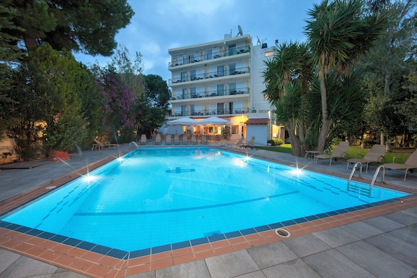 Piscina externa, guarda-sóis, espreguiçadeiras